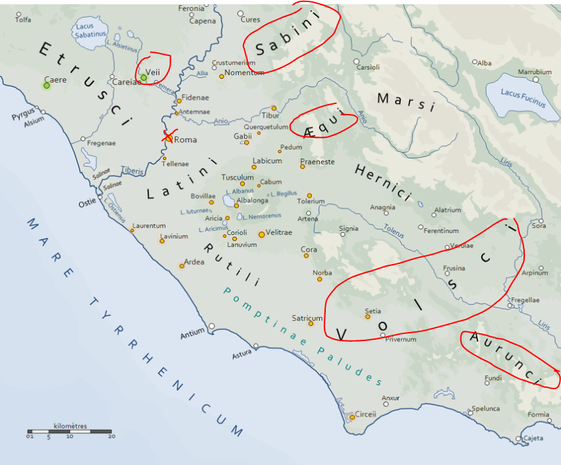 Carte de l'Italie centrale et notamment du Latium. Dans le coin nord-est, les Étrusques, notamment la ville de Veii, la plus proche de Rome. Au nord-ouest de Rome, les Sabins. Juste à l'ouest de Rome, les Aequi. Au sud-est, les Volsci, encore plus au sud, les Aurunci.