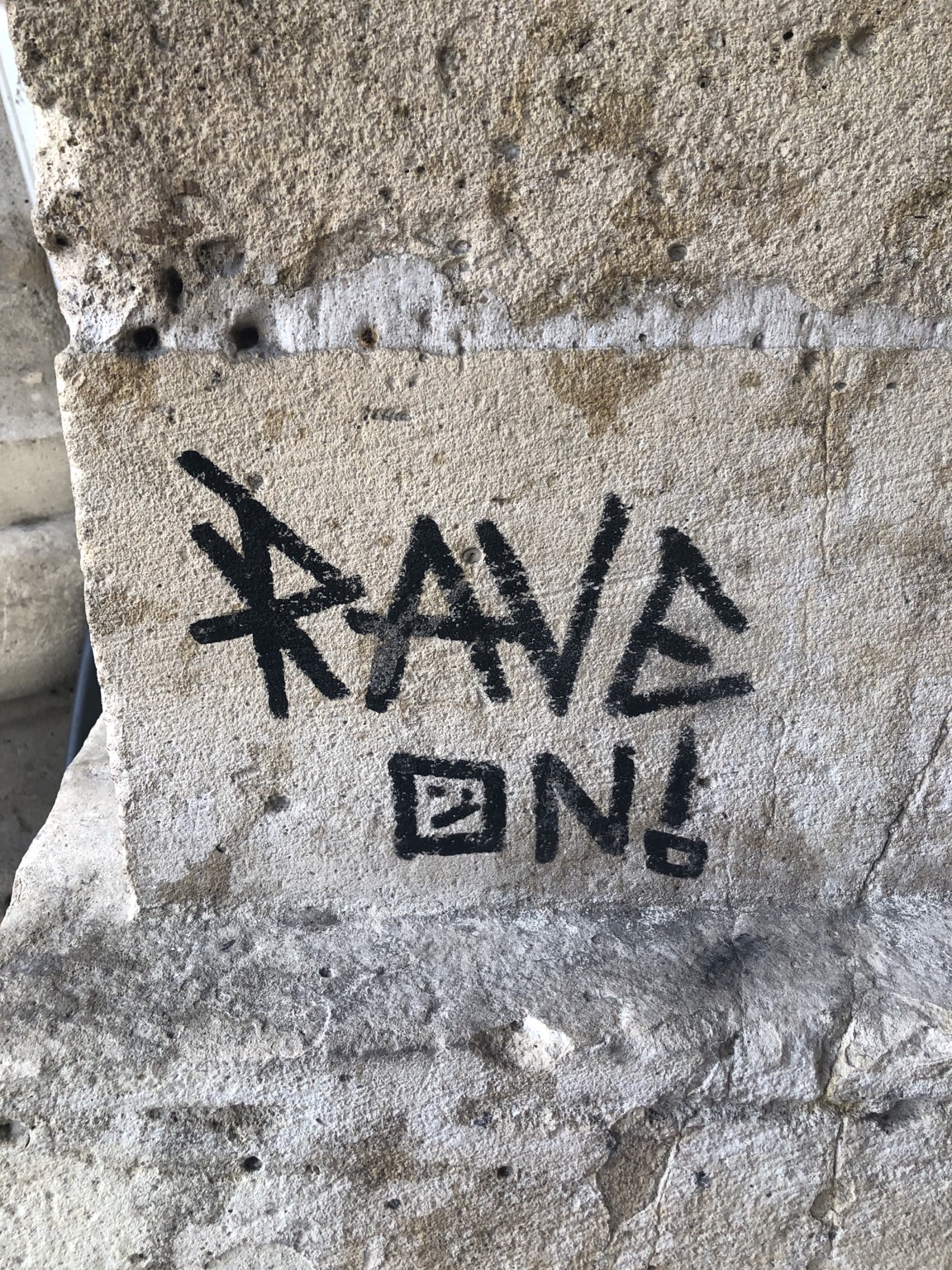 Graffiti « Rave on ! »