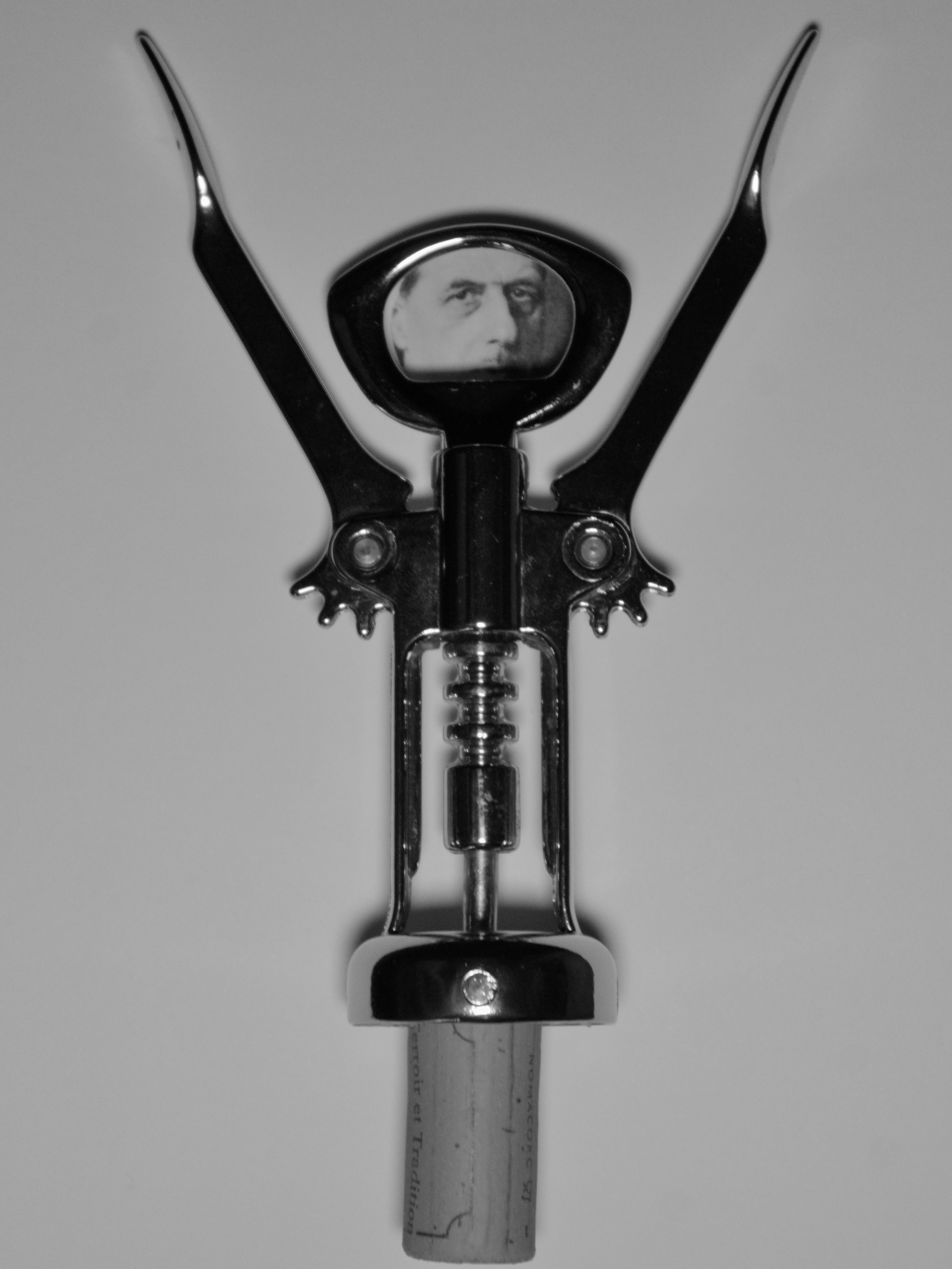 Visage d'un célèbre Général Français dans la partie décapsuleur d'un tire bouchon à bras qui sont levé en V. 